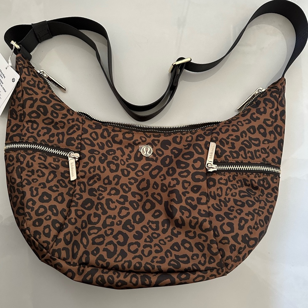 Lululemon Slouchy sling bag 6L